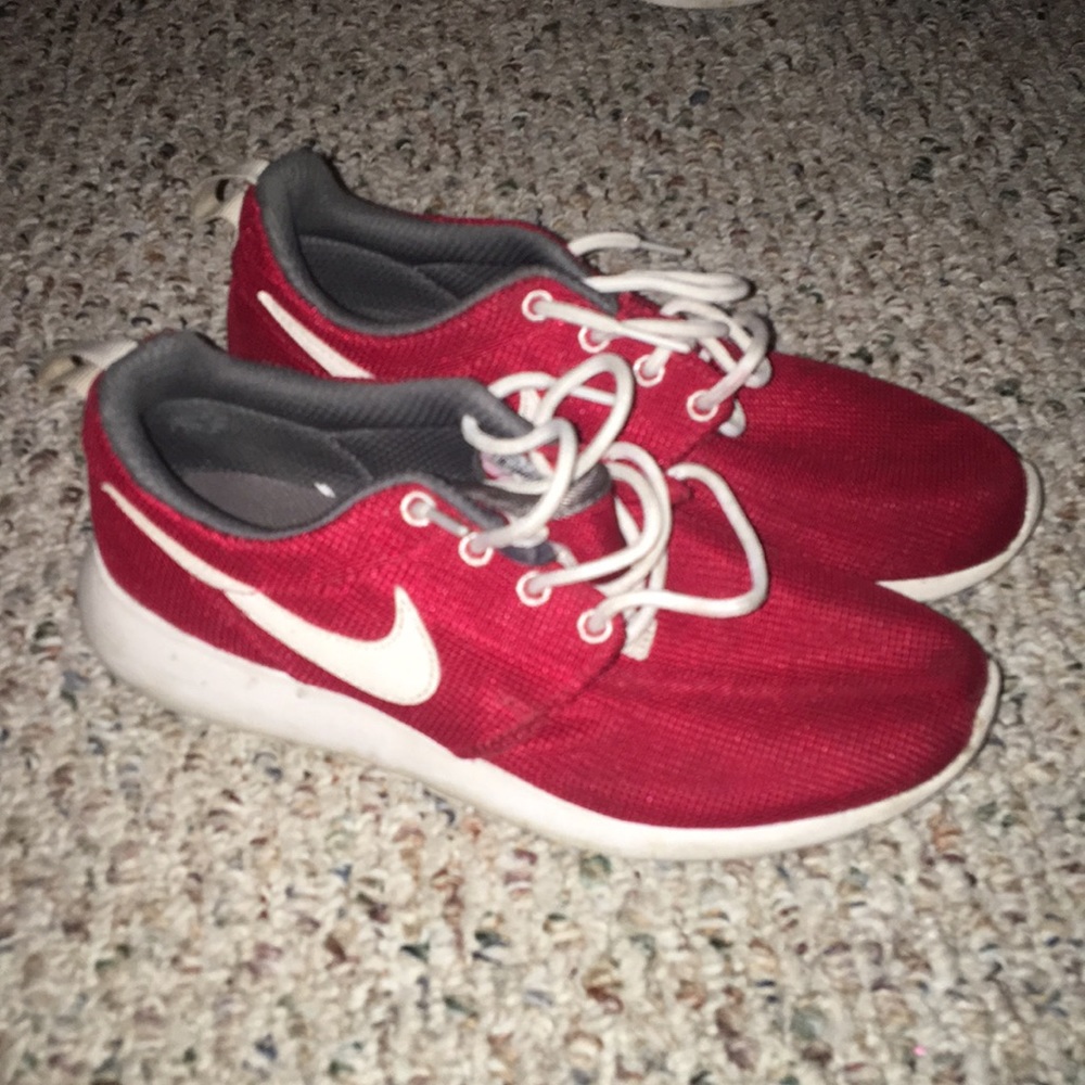 nike roshes red